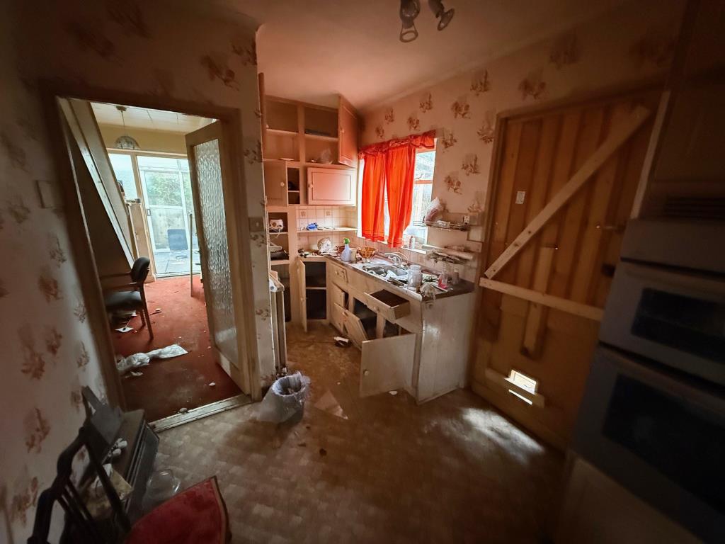 Lot: 155 - CHALET BUNGALOW FOR COMPLETE RENOVATION - Kitchen